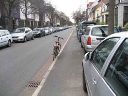 Die Ausgsburger Straße soll keine Fahrradstraße werden, doch der Radweg ist zugeparkt.