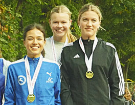 Goldmedaillen für die Siegerinnen Ada, Elisabeth, Salome