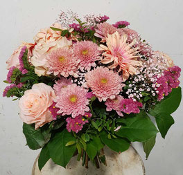 Blumenstrauß in apricot in Wien liefern