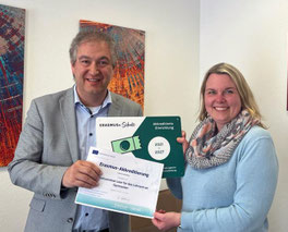 Melanie Rolfes und Stefan Ulrichs bei der Annahme der Akkreditierungsunterlagen für das EU-Bildungsprogramm Erasmus+.