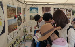  Visitors responding to questions on environment in the quiz program at OISCA booth