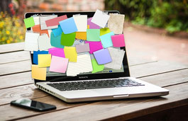 Laptop beklebt mit Post-its