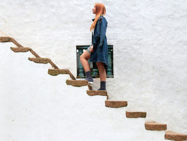 jeune femme montant un escalier