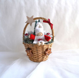 Weihnachtspüppchen rot-weiß im Korb groß