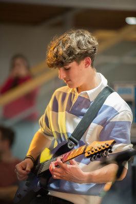 Ecole de musique EMC à Crolles - Grésivaudan : jeunes musiciens lisant leurs partitions.
