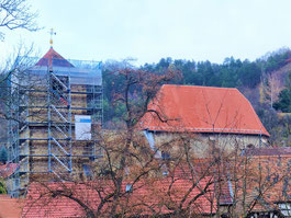 Das sehr umfangreiche Gerüst wurde vom Kirchenschiff an den Turm umgesetzt.
