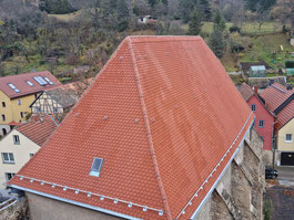 Das Dach des Kirchenschiffes der Marienkirche in Ziegenhain ist fertig gestellt und mit Biberschwanzdachziegeln eingedeckt.