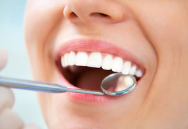 natürliche Zähne mit Zahnersatz in einer Sitzung
