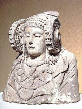 "Dama de Elche", gefunden 1897 in der Nähe von Elche, eine iberische Kalksteinbüste,  4./5. Jh. v. Chr. Zeigt sie eine Göttin, eine Priesterin, oder eine vornehme Frau, deren Asche sie barg? Bild: Wikipedia.org/Museu Arqueológical National de Madrid (MAN)