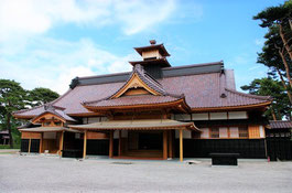 ↑2010年に復元された箱館奉行所　　　　　　（函館教育委員会提供)