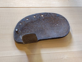 Hufeisen für Kühe oder Ochsen waren halbrund. (Museum Bözberg)