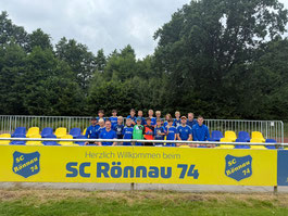 Junge schießt Ball zum Trainer