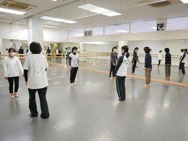 子供・女性向け護身術講座in三重県桑名市　高校生や主婦などの女性参加者たちの稽古風景