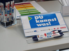 Nahaufnahme von Infomaterialien mit „Du kannst was“-Logo