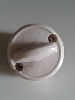 vieil interrupteur en porcelaine
