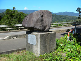矢垂石(長野県野沢温泉村) 今井兼平の矢が当たったという。
