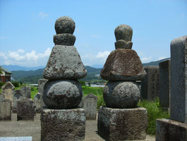 巴山吹の五輪塔(長野県上田市) 巴と山吹の供養塔という。