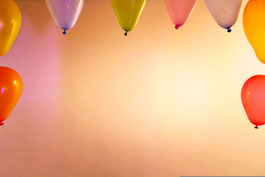 Content für Neueröffnung angeordnete Luftballons  farbiger Hindergrund