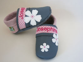 Krabbelschuhe mit Namen in grau / rosa und 3 Margeriten in weiß