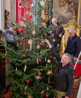 Männer am Christbaum 