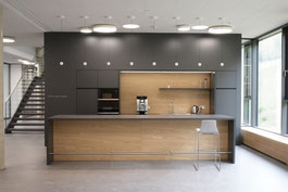 Wienss Innenausbau GmbH - Carl Zeiss AG - Innenausbau Büro in Oberkochen - www.wienss-innenausbau.de - Küche und Meetingroom - Ansicht Küche aus Eiche Multiplex mit HPL anthrazit - Küche, Teeküche mit Arbeitsblock