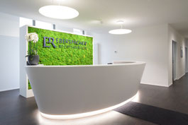 Empfangstheke aus Corian - Mineralwerkstoff in der Farbe "Glacier white" -  bei EBERSPÄCHER Rechtsanwälte Partnerschaft mbB in Böblingen