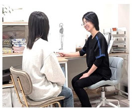 話しを聞く写真