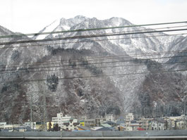 越後湯沢でようやく雪景色でした