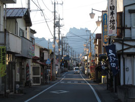 通りの奥には「妙義山」が、