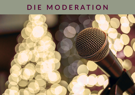 Die Freie Rednerin Svenja Fröhlich, geb. Petry stellt Ihre Dienstleistung der Moderation von Festivitäten und Veranstaltungen vor und zeigt ein Mirkofon vor illuminiertem Hintergrund.