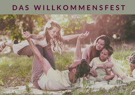 Die Freie Rednerin Svenja Fröhlich, geb. Petry stellt die Zeremonie des Kinderwillkommensfestes vor und zeigt eine glückliche Familie, die auf einer Picknickdecke im Wald lächelt, tobt und Spaß hat.