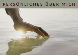 Die Freie Rednerin Svenja Fröhlich, geb. Petry stellt sich unter diesem Link persönlich vor und zeigt eine über das Wasser gleitende Hand, die mit den Fingerspitzen sanfte Kreise auf der Wasseroberfläche im Sonnenuntergang zieht.