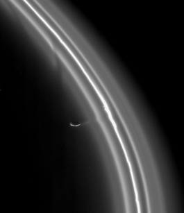Blick auf Prometheus, der Ringpartikel aus dem F-Ring von Saturn mit sich zieht, aufgenommen am 3. Dezember 2004 von Cassini-Huygens.