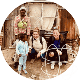Jutta Hellermann in Südafrika bei einem HomePlan-Projekt – als Teil ihres Engagements, mit jeder FEELGLÜCK-Rechnung Familien ein Zuhause zu schenken