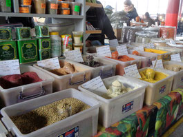 Markthalle: Stand mit Gewürzen