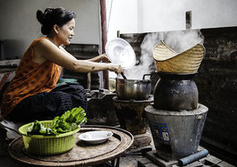 In Laos, cleaner and more efficient cook stoves promoted by a SWITCH-Asia project improve working conditions and environmental impact