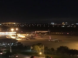 Ziemlich mittig im Bild sieht man den Flieger meiner Eltern kurz nach der Landung auf dem Weg zum Gate.