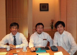 ※左からセック社の秋山社長、田中、ＺＭＰ社の谷口社長。