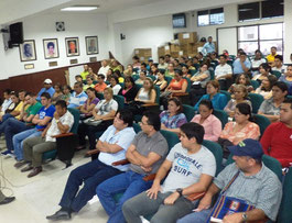 Delegados de organizaciones políticas, junto a varios candidatos de las elecciones seccionales, reunidos el sábado 8 de febrero en el auditorio del CNE Manabí en Portoviejo.