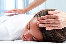Mains qui diffusent l'énergie du Reiki lors d'une formation par Christine formation praticienne et formatrice à Lyon