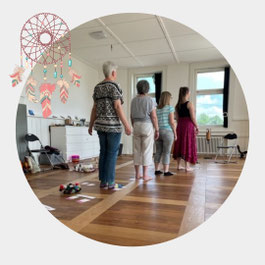 Löse in den 7-Generationen der Ahnenlinie die Verstrickungen auf und lass das Schicksal bei Ihnen. Energetische Cords können aufgelöst werden und du kannst deinen eigenen Platz mit den Geschenken der Ahnen einnehmen. 