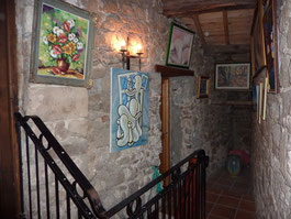 En haut de l'escalier, qui part du hall d'entrée