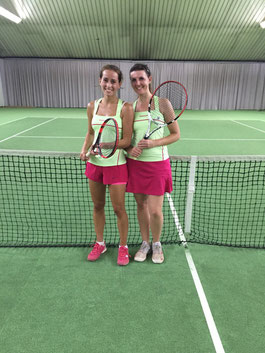 Die 3. Damen unter sich! Marlene und Vanessa präsentieren das Team-Outfit.