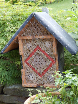 Stephan Eßer: Wildbienenbruthilfen und Insektenhotels sind in einem naturnahen Garten eine sinnvolle Ergänzung der immer selten werdenden Nistmöglichkeiten für diese Tiere