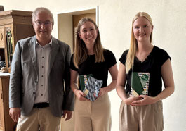 Stefan Ulrichs überreichte Imke Bruns (Mitte) und Lena Sassen Buchpräsente. Foto: Peters
