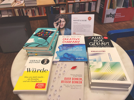 Ein Themenbüchertisch in der Buchhandlung Scheuermann nach einem intensiven und anregenden Vortragsabend