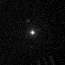 Haumea (mitte), Hi'iaka (oben) und Namaka (unten), aufgenommen vom Keck-Observatorium auf Hawaii. © W. M. Keck Observatory