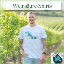 Modisches Weinsäure-Shirt in Weiß mit grünem Motiv – getragen im Weinberg als Teil der Weinsäure-Kollektion von Rhoihesse on Tour.