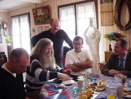 De gauche à droite : Quatre magiciens de close-up en action devant un député attentif