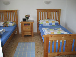 Schlafzimmer mit 2 Betten